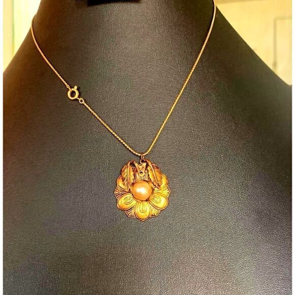 Gorgeous Scroll Pendant with Pearl, in Antique Gold, Unmarked - Picture 4 of 6